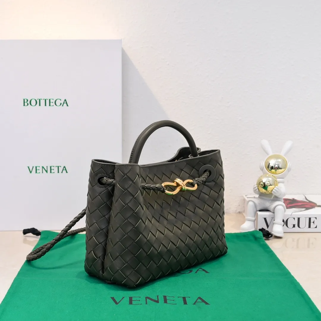 Batch 1860 B's 2023 spring and summer new model continues the brand's woven style with detailed metal knot switch buckles. This time, the shoulder straps are also made into tube weaves, showing different craftsmanship. The carrying method is versatile to create more different looks. Intrecciato woven leather small handbag, equipped with sliding crossbody strap. Internal compartments, including 1 zipper pocket and 2 open pockets with magnetic buckle closure. Size: 25*20*10cm, model: 7463#